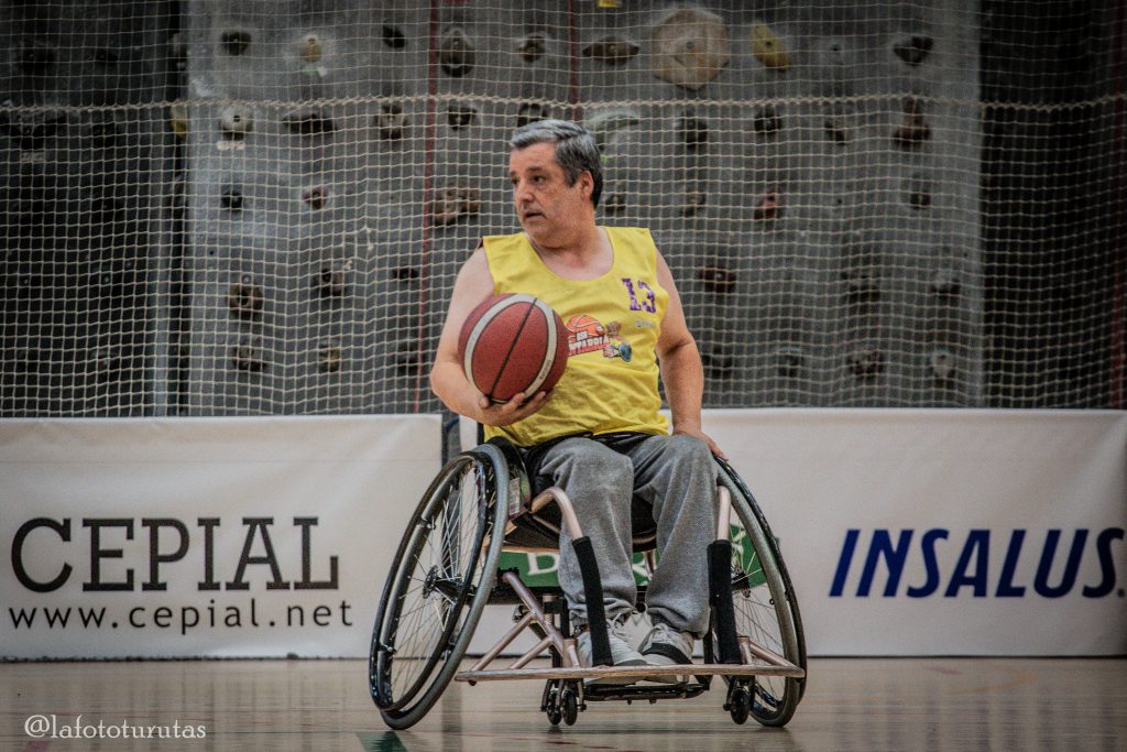 Partido de baloncesto en silla de ruedas