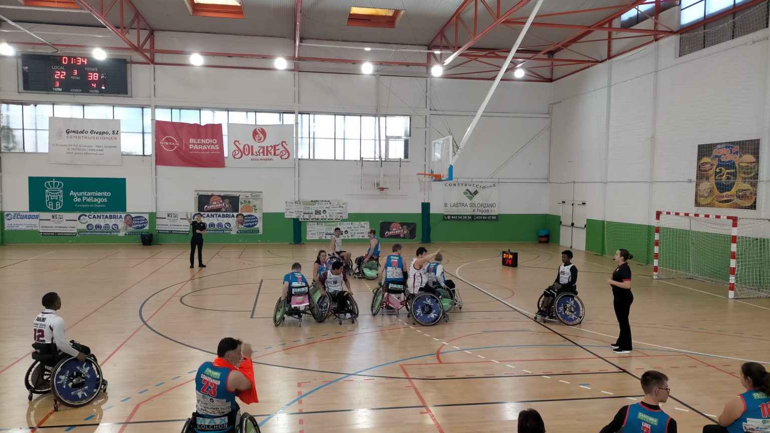 Jugadores de BSR Cantabria durante un partido en el pabellón